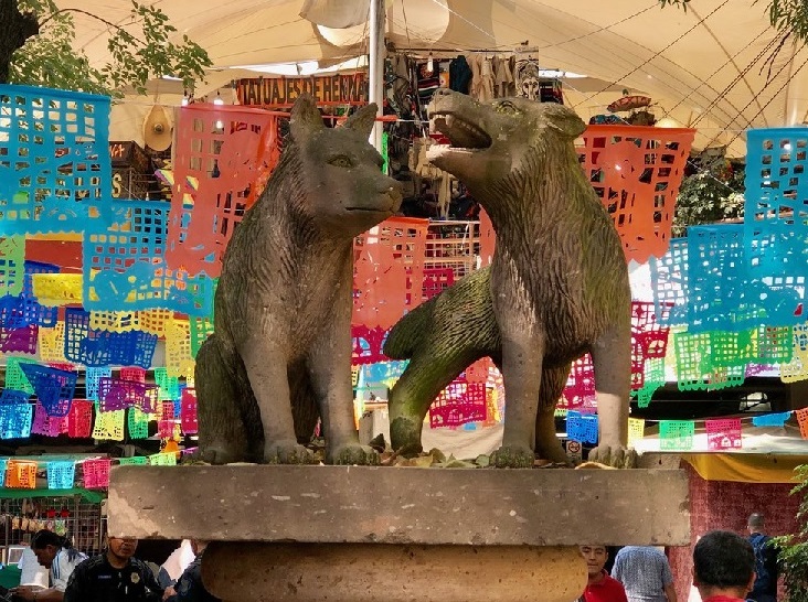 a statue of two coyotes